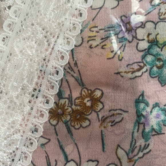*SALE* POL Lace Detail Floral Top - Picture 8 of 9